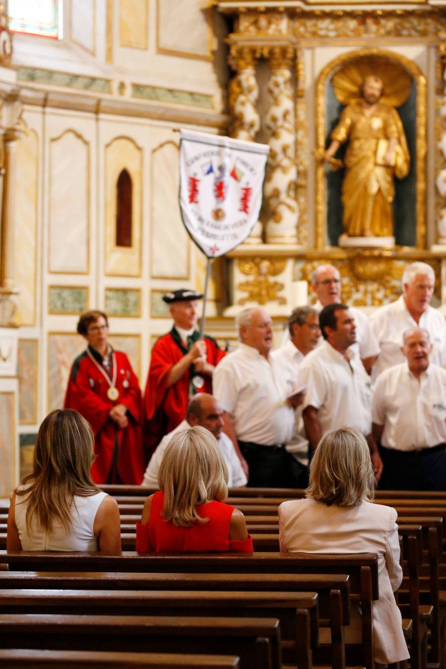 Mientras ellos (y Merkel) se reunían en Biarritz con motivo de la cumbre del G-7, ellas han aprovechado para realizar de forma conjunta diferentes actividades. Han ido a comprar pimientos, han presenciado un aurresku, han visto un partido de pelota... No han parado. 
