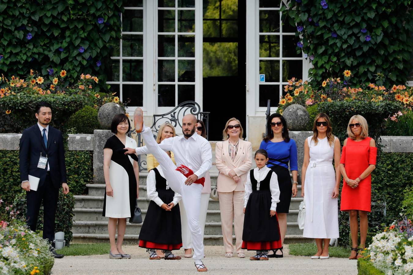 Mientras ellos (y Merkel) se reunían en Biarritz con motivo de la cumbre del G-7, ellas han aprovechado para realizar de forma conjunta diferentes actividades. Han ido a comprar pimientos, han presenciado un aurresku, han visto un partido de pelota... No han parado. 