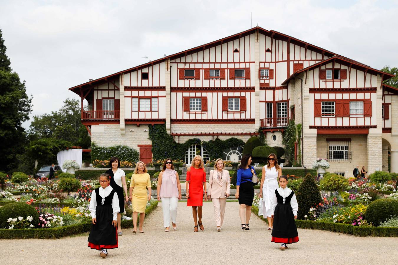 Mientras ellos (y Merkel) se reunían en Biarritz con motivo de la cumbre del G-7, ellas han aprovechado para realizar de forma conjunta diferentes actividades. Han ido a comprar pimientos, han presenciado un aurresku, han visto un partido de pelota... No han parado. 