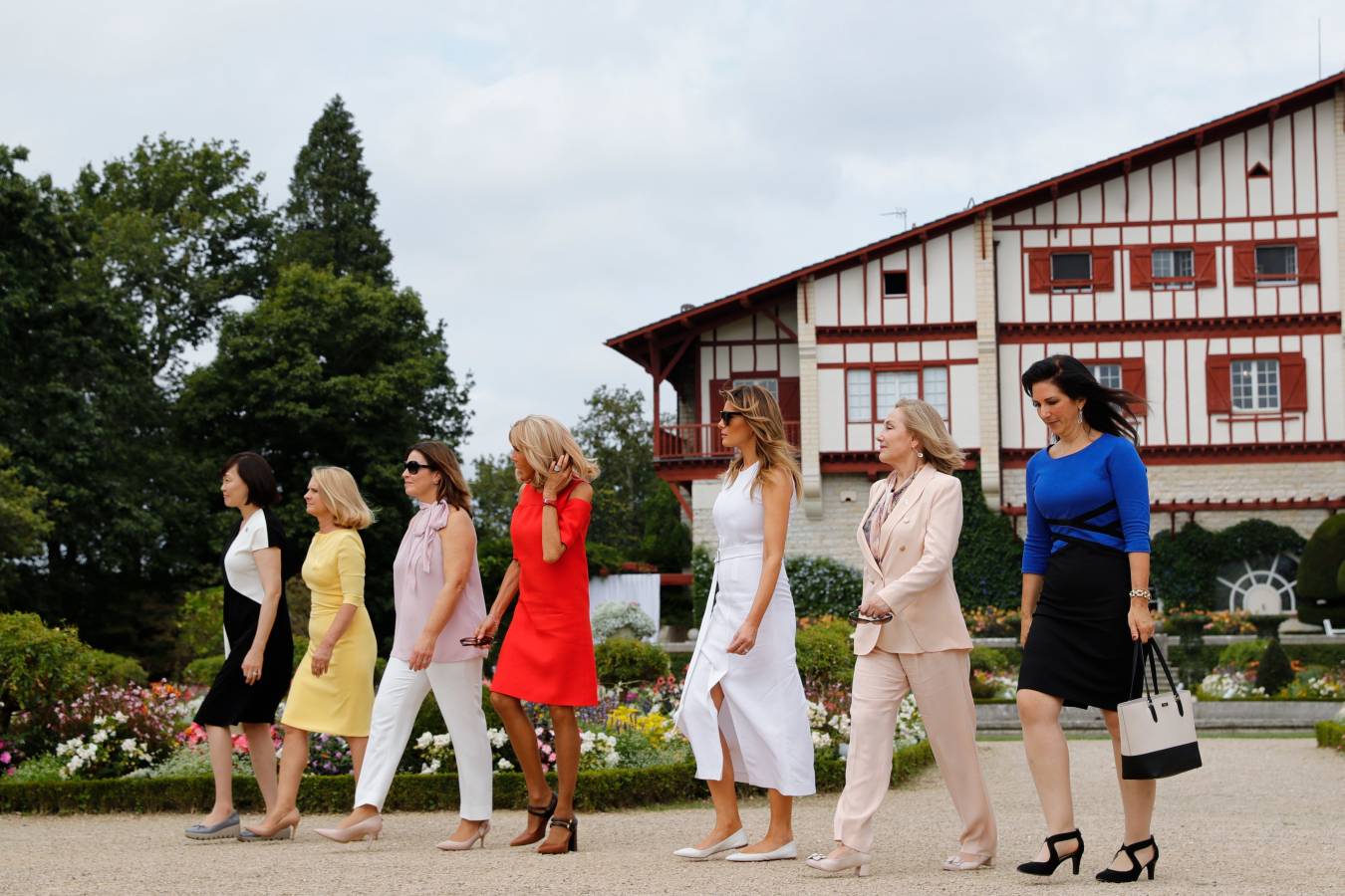 Mientras ellos (y Merkel) se reunían en Biarritz con motivo de la cumbre del G-7, ellas han aprovechado para realizar de forma conjunta diferentes actividades. Han ido a comprar pimientos, han presenciado un aurresku, han visto un partido de pelota... No han parado. 