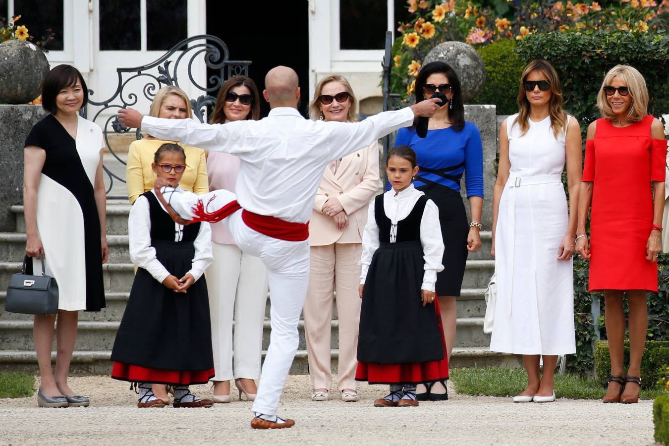 Mientras ellos (y Merkel) se reunían en Biarritz con motivo de la cumbre del G-7, ellas han aprovechado para realizar de forma conjunta diferentes actividades. Han ido a comprar pimientos, han presenciado un aurresku, han visto un partido de pelota... No han parado. 