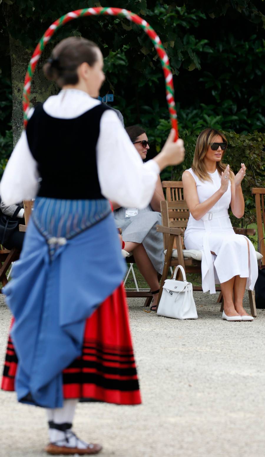 Mientras ellos (y Merkel) se reunían en Biarritz con motivo de la cumbre del G-7, ellas han aprovechado para realizar de forma conjunta diferentes actividades. Han ido a comprar pimientos, han presenciado un aurresku, han visto un partido de pelota... No han parado. 