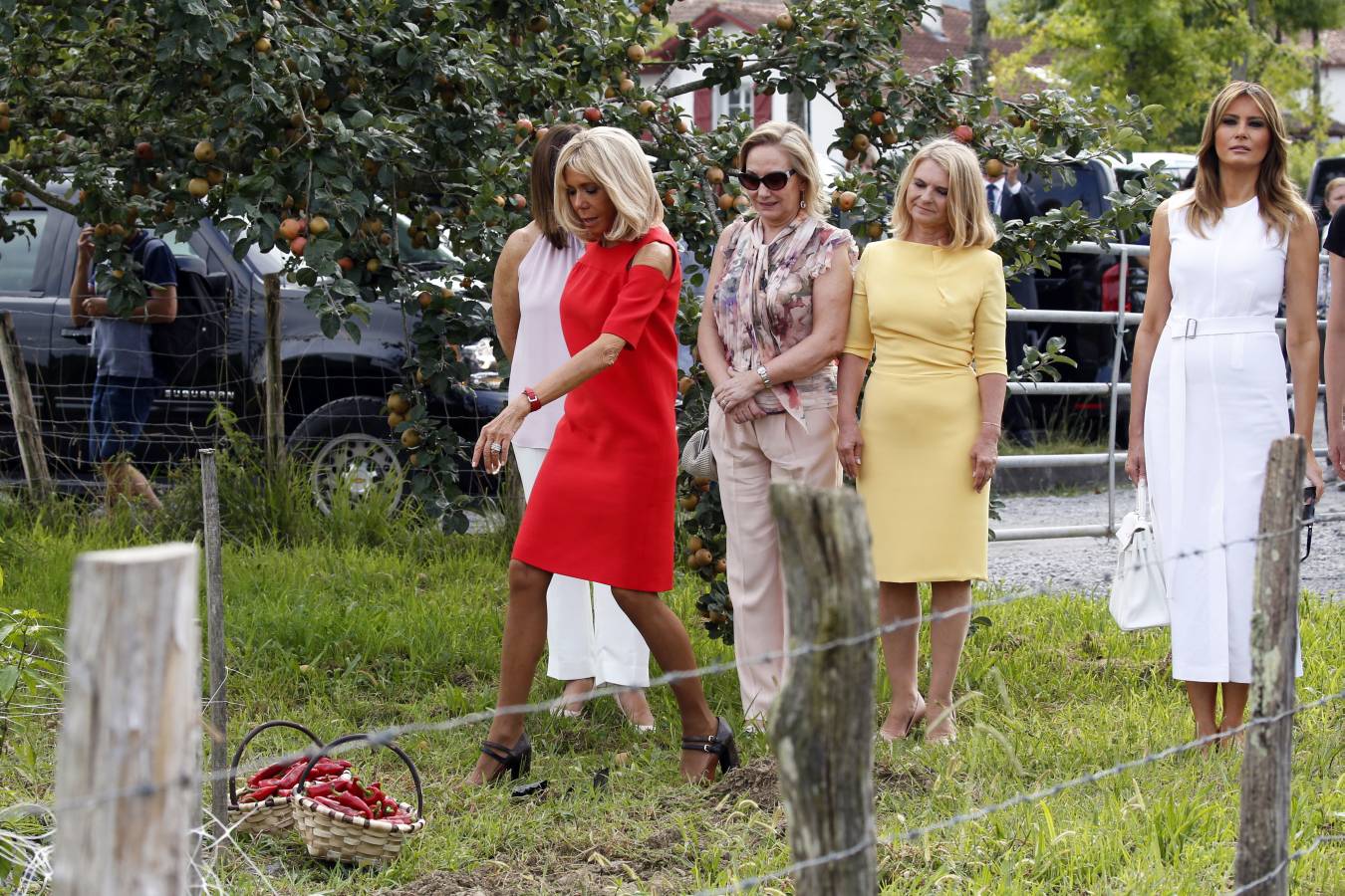 Mientras ellos (y Merkel) se reunían en Biarritz con motivo de la cumbre del G-7, ellas han aprovechado para realizar de forma conjunta diferentes actividades. Han ido a comprar pimientos, han presenciado un aurresku, han visto un partido de pelota... No han parado. 