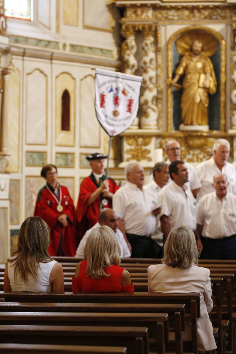 Mientras ellos (y Merkel) se reunían en Biarritz con motivo de la cumbre del G-7, ellas han aprovechado para realizar de forma conjunta diferentes actividades. Han ido a comprar pimientos, han presenciado un aurresku, han visto un partido de pelota... No han parado. 