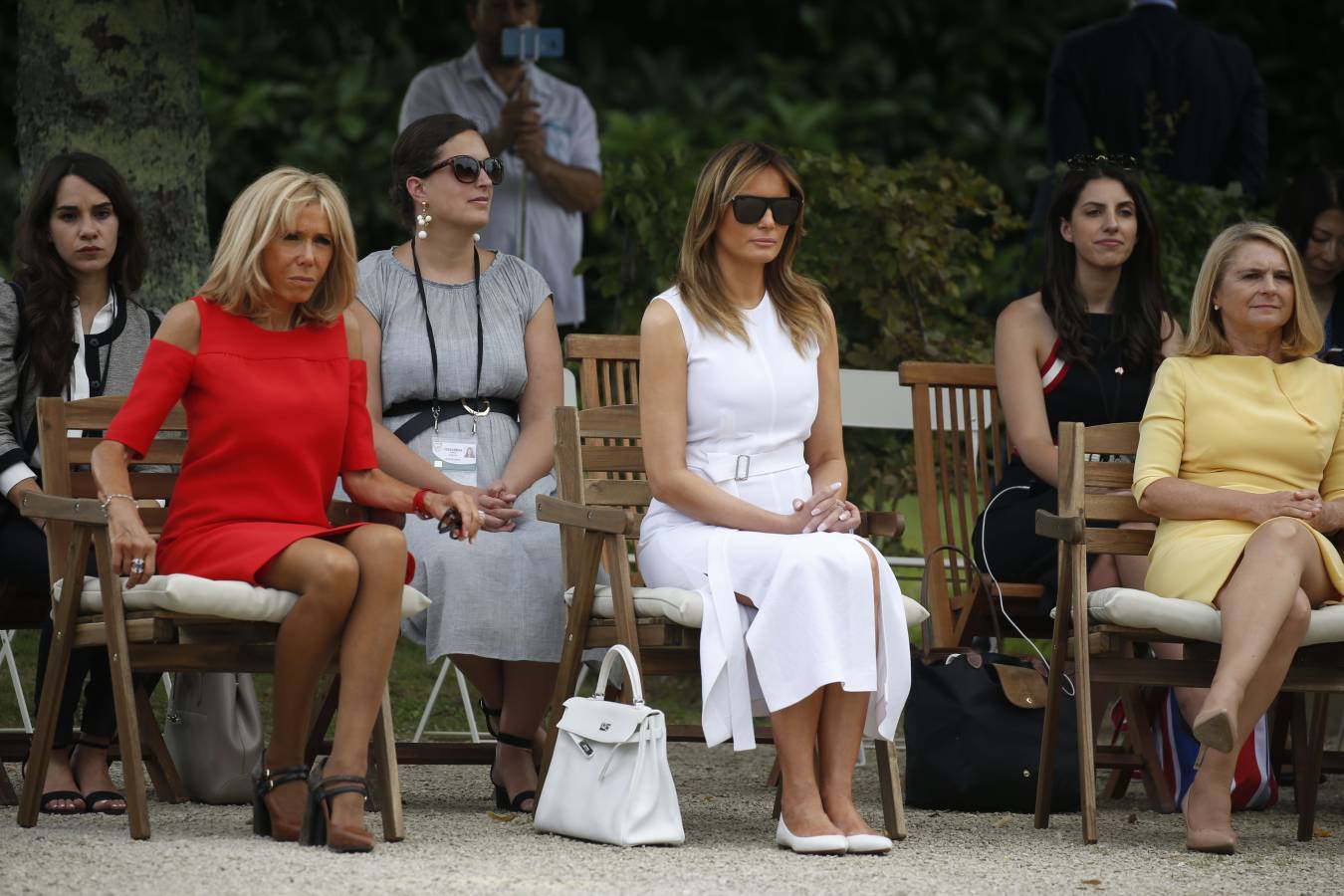 Mientras ellos (y Merkel) se reunían en Biarritz con motivo de la cumbre del G-7, ellas han aprovechado para realizar de forma conjunta diferentes actividades. Han ido a comprar pimientos, han presenciado un aurresku, han visto un partido de pelota... No han parado. 