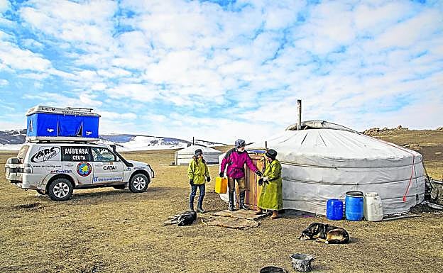 Los aventureros con las tribus mongolas. En la otra página, con los kalash (Pakistán), en Bamiyán (Afganistán) y junto a Bam (Irán), destruida por un terremoto.