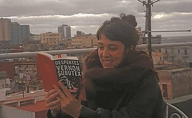 Oihana Etxebarrieta (EH Bildu) leyendo en una terraza de la Habana.