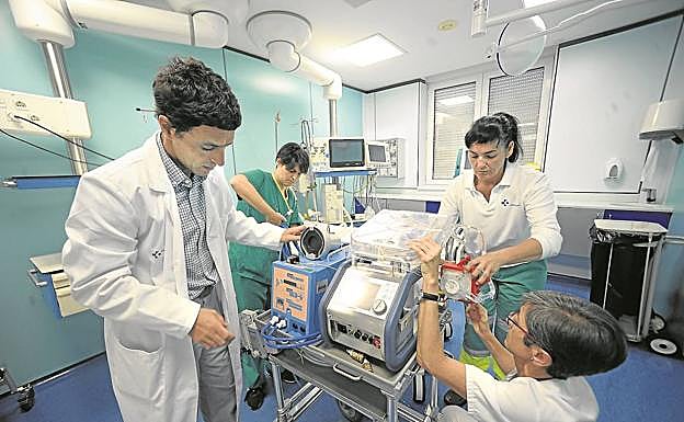 Miembros del grupo de ECMO Cruces preparan el equipo para una salida simulada. 