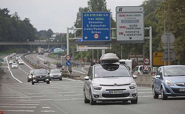 Los vehículos que pasaron a Francia por la frontera de Biriatou se libraron de las esperadas retenciones.