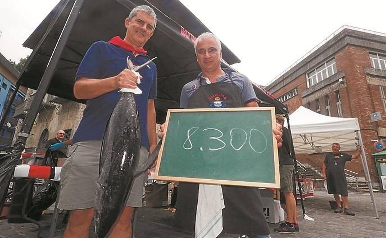 Paulo Arriola con el bonito que se llevó a casa en el concurso.