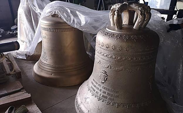 Imagen principal - El antes y el después de las campanas. Un operario en las labores de restauración y limpieza.