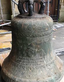 Imagen secundaria 2 - El antes y el después de las campanas. Un operario en las labores de restauración y limpieza.