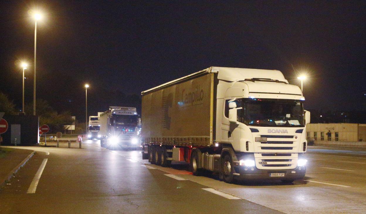 La presión de los transportistas contra el blindaje del G-7 les abre la frontera