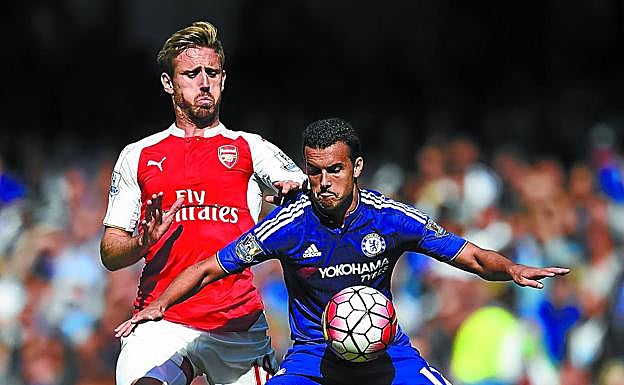 Nacho Monreal pugna por un balón con el canario Pedro Rodríguez, en un Arsenal-Chelsea de la Premier.