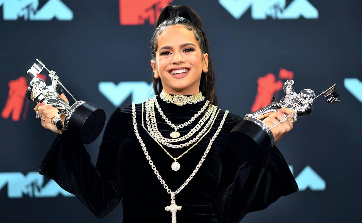 Rosalía posa con sus dos premios MTV.