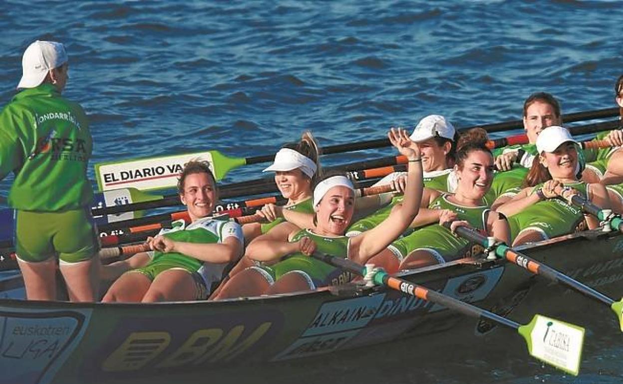 La trainera femenina de Hondarribia. 