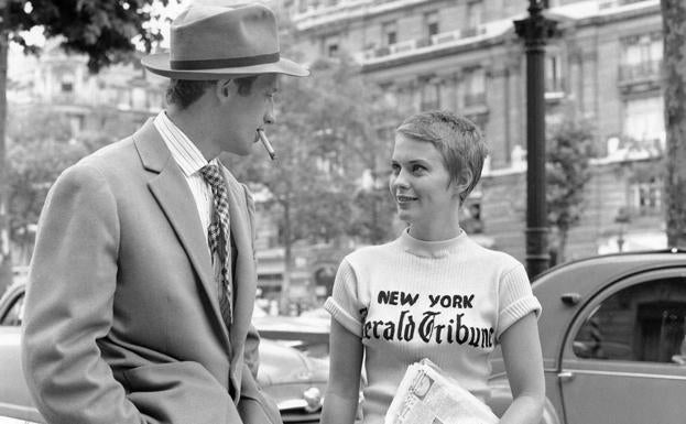 Imagen principal - Jean Seberg, inolvidable como vendedora del 'New York Herald Tribune' en los Campos Elíseos junto a Jean-Paul Belmondo en 'Al final de la escapada'; con Clint Eastwood en 'La leyenda de la ciudad sin nombre' y en su rol de Juana de Arco a las órdenes de Otto Preminger.