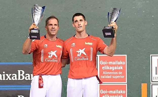 Los ganadores alzan la copa. 