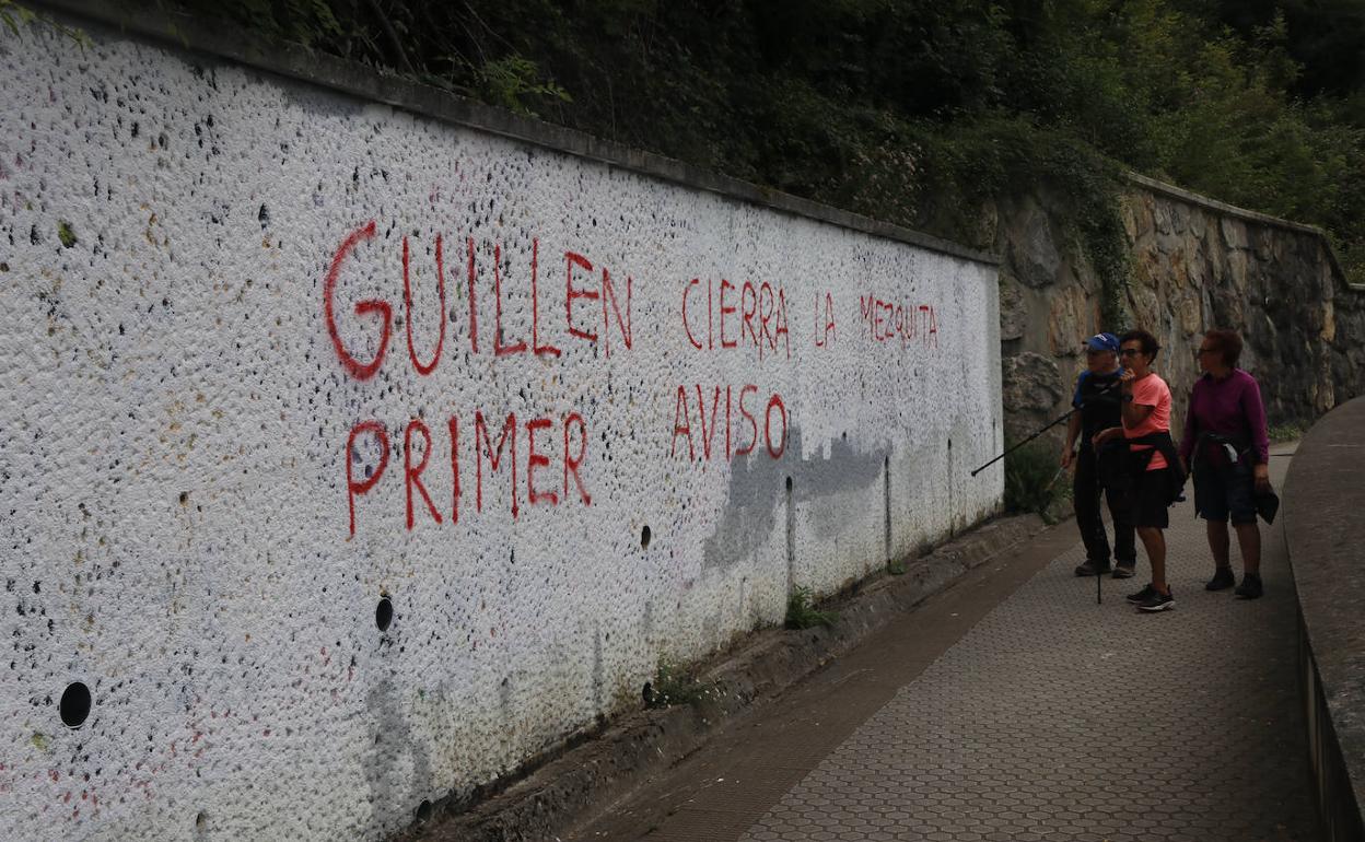 Pintada amenazante contra el alcalde de Deba, Guillén García.