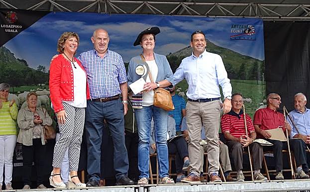 Momento en el que se ha entregado el premio al queso ganador. 