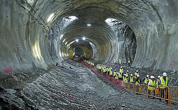 El avance de las obras se refleja en la caverna excavada ya a 50 metros de profundidad donde se ubicará la estación de Bentaberri-Antiguo, una de las tres nuevas paradas que tendrá el Topo en Donostia. 