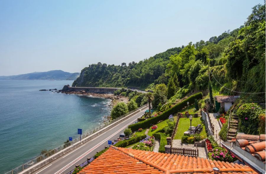 Desde esta villa se divisa el ratón de Getaria 