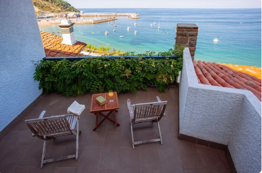 Desde esta villa se divisa el ratón de Getaria 