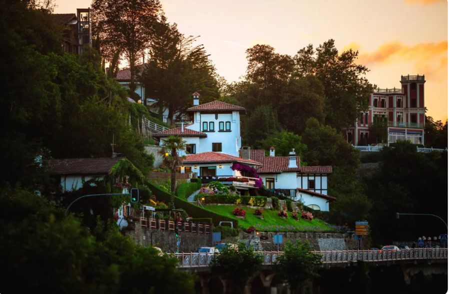 Desde esta villa se divisa el ratón de Getaria 