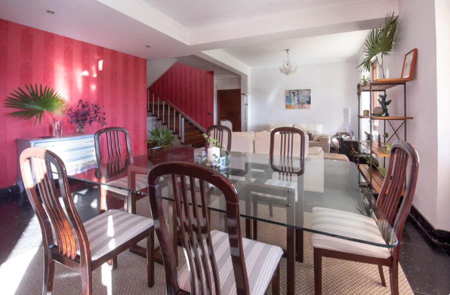 Esta villa tiene piscina y amplio jardín donde tomar el sol