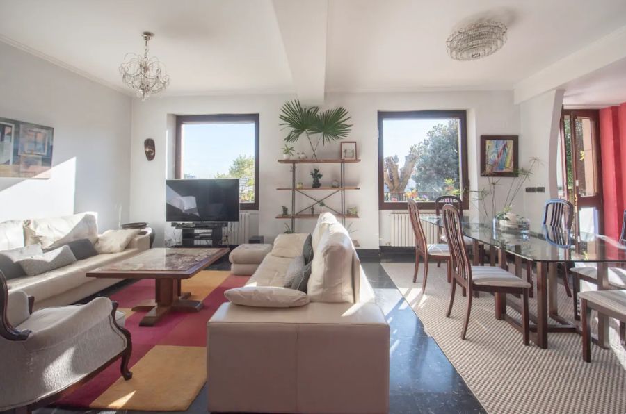 Esta villa tiene piscina y amplio jardín donde tomar el sol