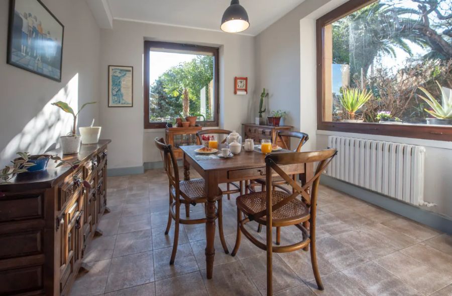 Esta villa tiene piscina y amplio jardín donde tomar el sol