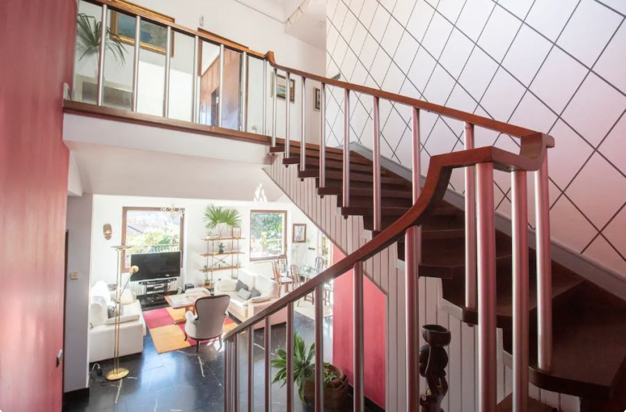 Esta villa tiene piscina y amplio jardín donde tomar el sol