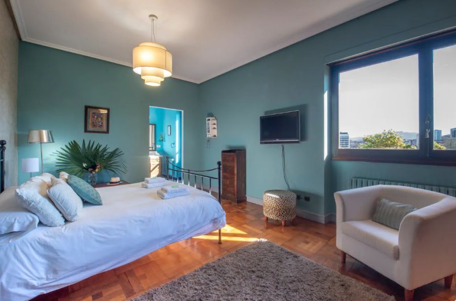 Esta villa tiene piscina y amplio jardín donde tomar el sol