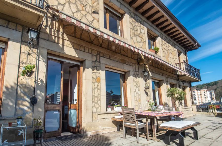 Esta villa tiene piscina y amplio jardín donde tomar el sol