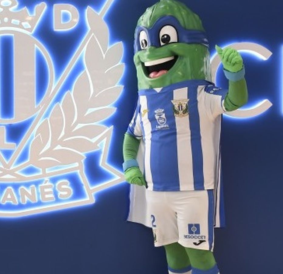 Súper Pepino es la mascota del equipo pepinero (Leganés). 