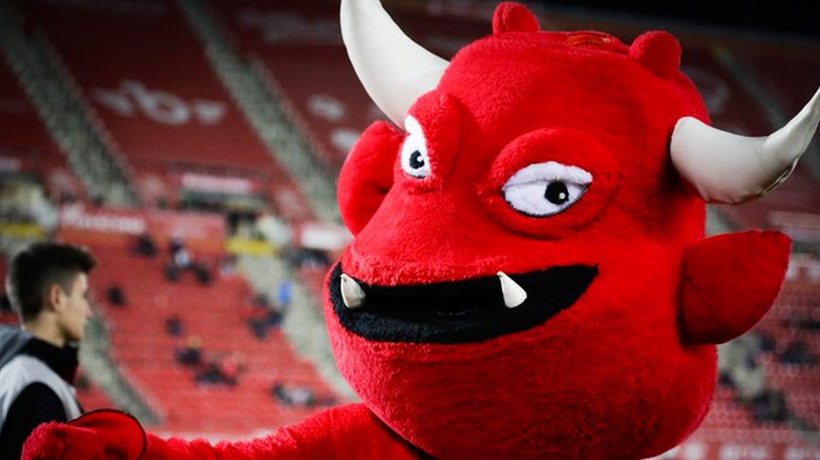 Dominió. Un demonio rojo y negro que conecta a la entidad, más allá del fútbol, con la cultura tradicional de Mallorca propio de las celebraciones populares de la isla.