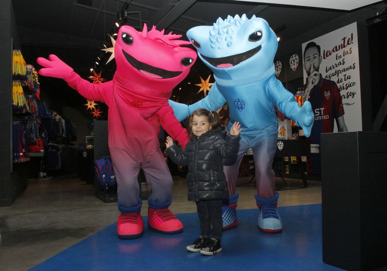 Blau y Grana, creadas por el estudio de diseño Conca y Marzal, el Levante UD fue el primer club de fútbol en presentar dos mascotas, una masculina y otra femenina en 2015.