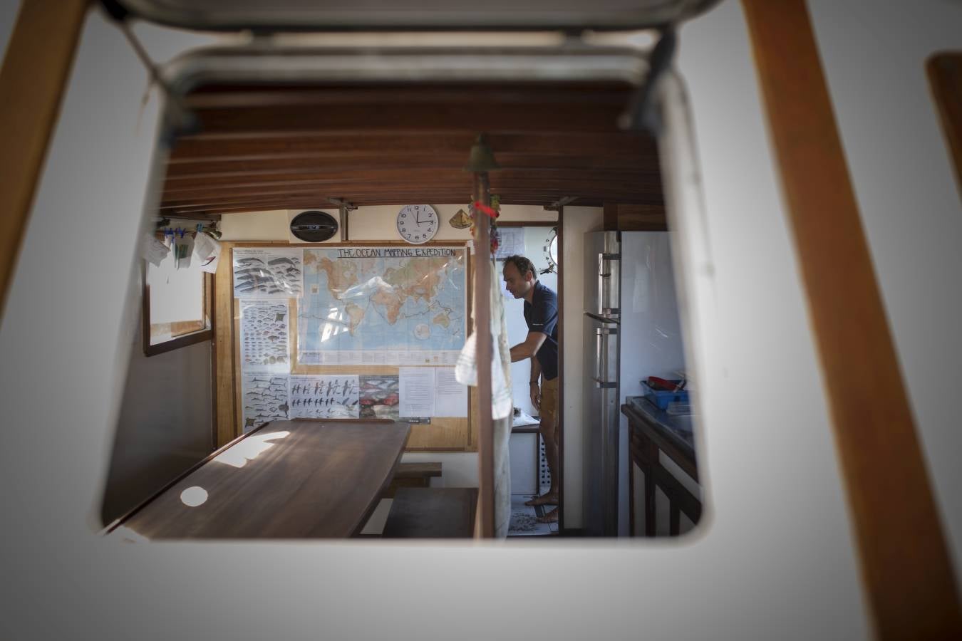 El velero suizo 'Fleur de Passion' desembarcando tras atracar en el puerto de Sevilla tras dar por concluido este viernes en Sevilla cuatro años de investigación del «planeta mar» tras un recorrido de 78.000 kilómetros, realizado a una media de 13 kilómetros por hora y «siguiendo los pasos de Magallanes y Elcano».