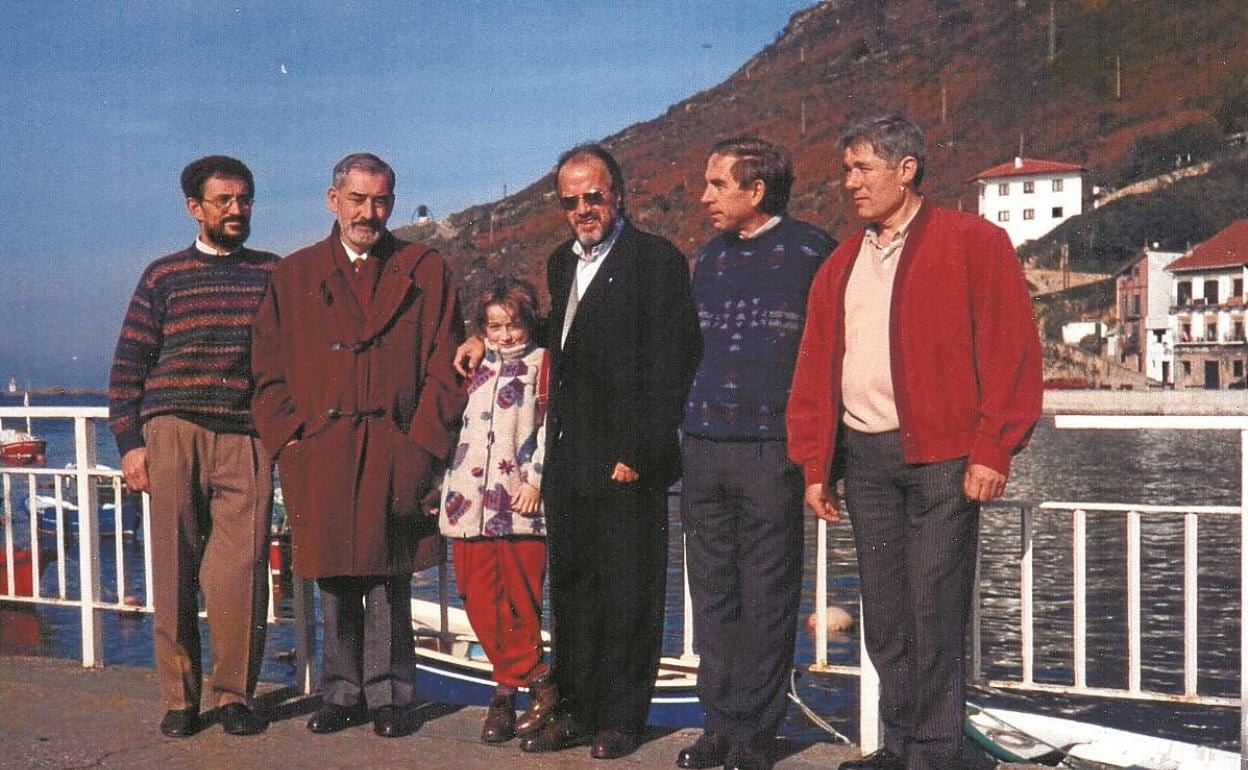 En San Pedro. Manoel Irixoa (Fato), Manuel María, Estévez con su hija, y los miembros de Novas Fontes.