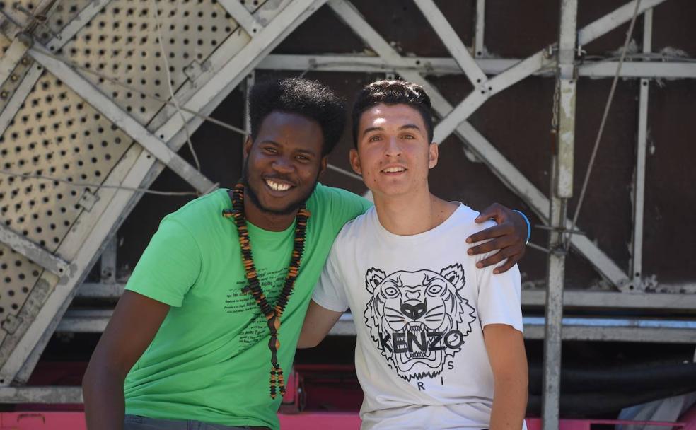 Abdoulaye Saar (Senegal, 24 años) y Jaoud Aouraghe (Marruecos, 19 años) posan sonrientes en Donostia, ciudad en la que viven desde que llegaron a Euskadi.