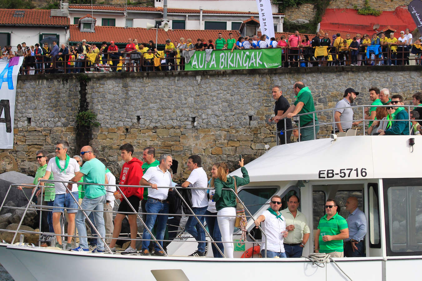 Las aficiones dan colorido al muelle y sus alrededores.