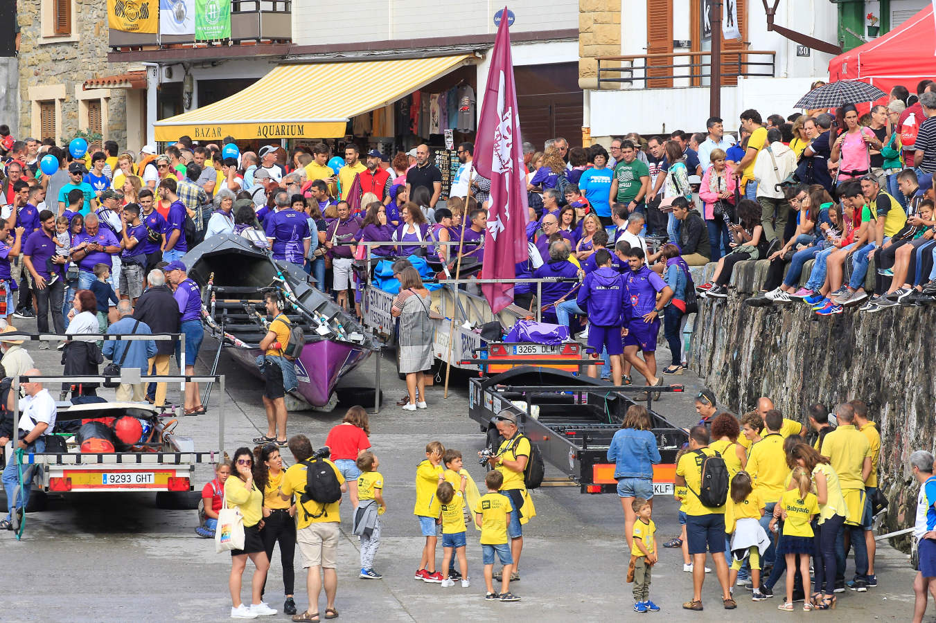 Las aficiones dan colorido al muelle y sus alrededores.