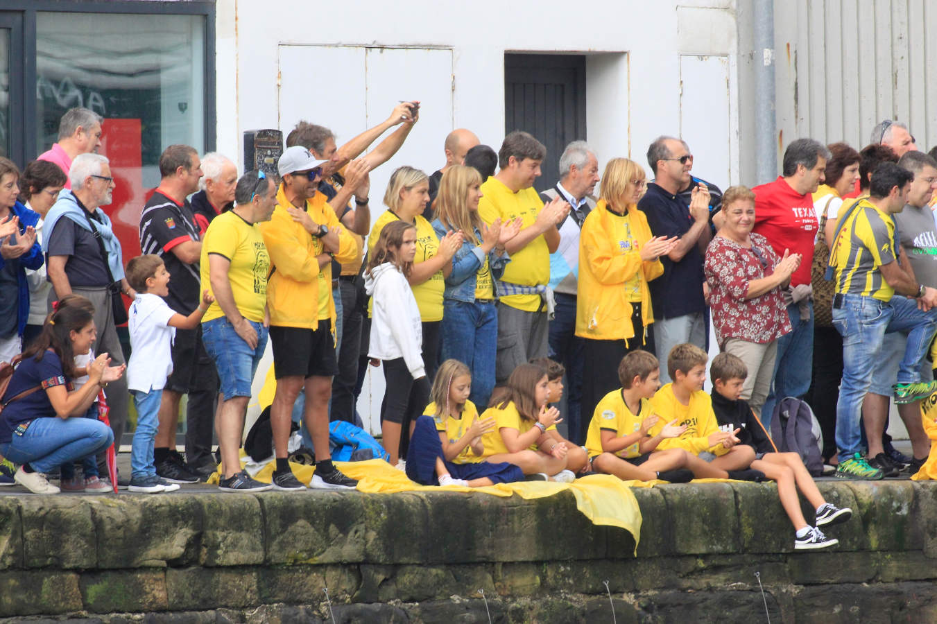 Las aficiones dan colorido al muelle y sus alrededores.