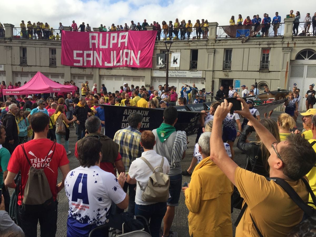 Las aficiones están dando colorido al muelle y sus alrededores mientras se preparan los y las protagonistas.