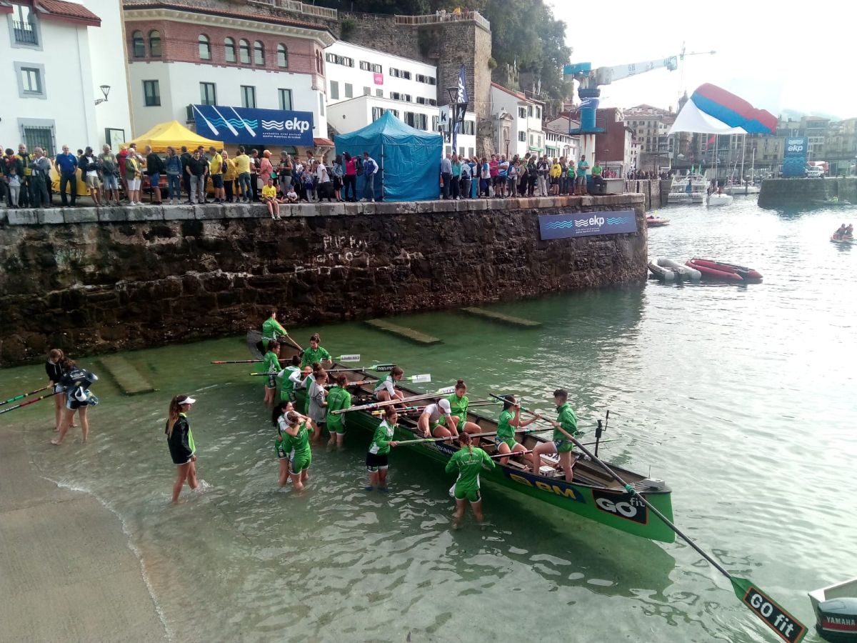 Las aficiones dan colorido al muelle y sus alrededores.