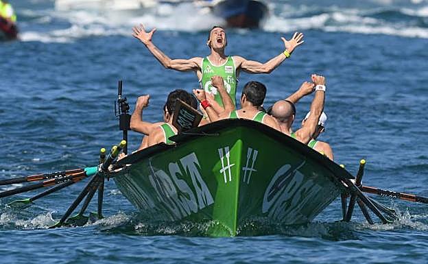 Ioseba Amunarriz, de pie y con los brazos extendidos, lanza un grito de euforia al cielo tras proclamarse con Hondarribia campeón en La Concha. 