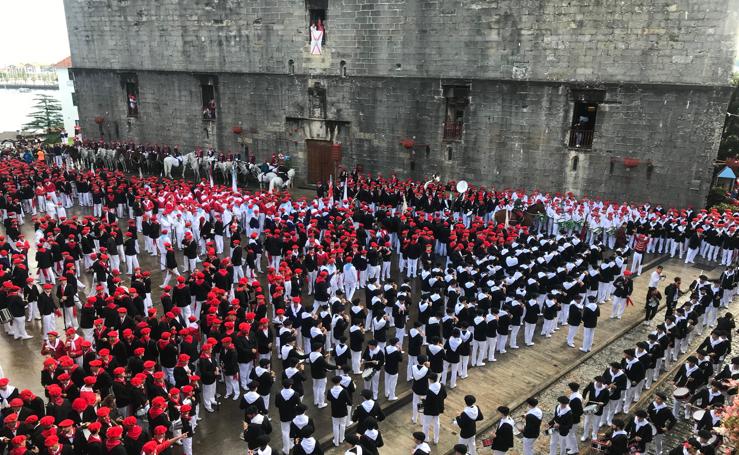 La lluvia ha dado paso al sol y el Alarde ha recorrido las calles de Hondarribia ante un público entregado que lleva horas esperando el desfile