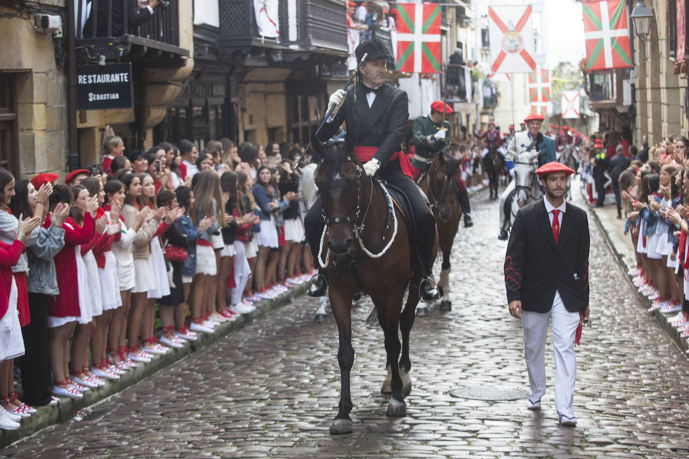 Fotos: Hondarribia se vuelca con el Alarde