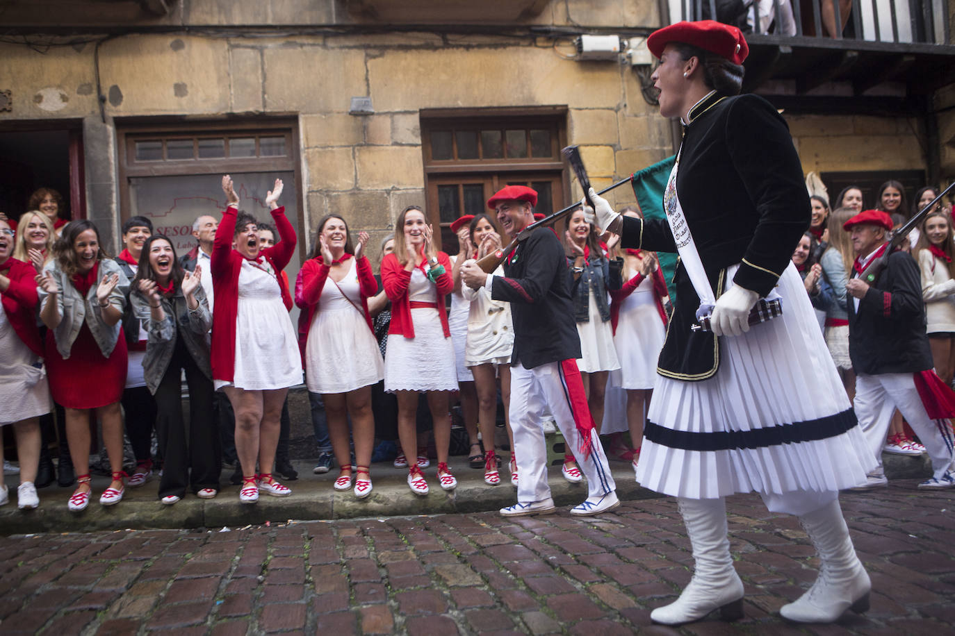 Fotos: Hondarribia se vuelca con el Alarde