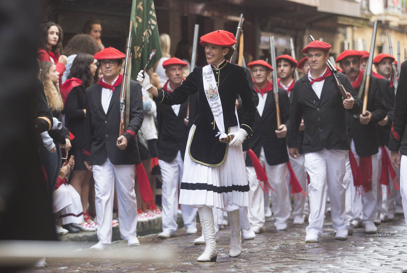 Fotos: Hondarribia se vuelca con el Alarde